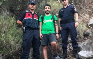 Dağda mahsur kalan adam jandarma ekiplerince kurtarıldı
