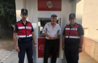 Dolandırılmak üzereyken jandarma fark etti