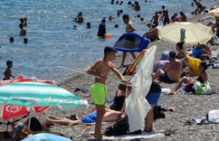 Dünyaca ünlü sahilde tatilcilerin plaj şemsiyeleri...