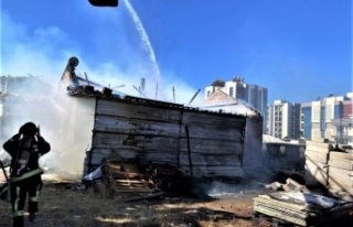 Gecekonduyu küle çeviren yangın ekipleri seferber...