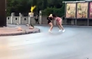 İki kadın cadde ortasında saç saça baş başa...