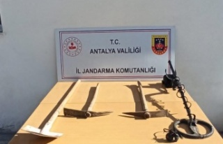 Kaçak kazı yapan şahıslar malzemelerle birlikte...