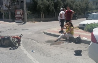 Kafasını çarptığı otomobil camını patlatan...