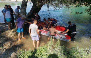 Manavgat Irmağı'nda mahsur kalan vatandaşlar...