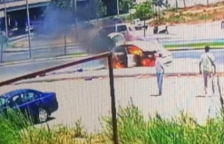 Seyir halinde alev alan otomobilden inip araç yanarken...
