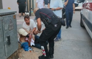 Sokak ortasında göğsünden bıçaklandı, eliyle...