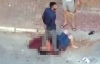 Sokak ortasında kadını boğazından bıçaklayan...