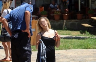 Süs havuzu başında elini kalemle kırmızıya boyayan...