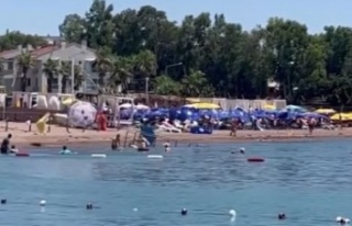 Tatilcilere uçan plaj şemsiyesi şoku