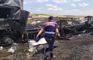 Tır ve kamyon çarpıştı: 3 ölü, 1 yaralı