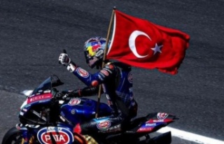 Toprak Razgatlıoğlu İngiltere'de tarih yazdı