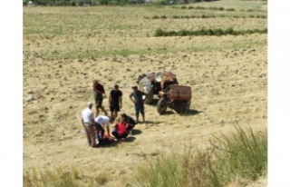 Traktör şarampole yuvarlandı: 2 yaralı