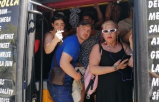 Turist çocuk, gereğinden fazla yolcu taşınan minibüste...