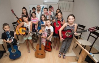 Ukuleleyi de bağlamayı da bu kursta öğrenecekler