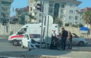 Alanya'da otomobil sinyalizasyon direğine çarptı