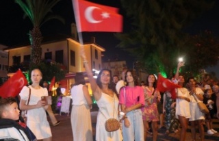 Alanya’da 30 Ağustos coşkusuna turistler de ortak...