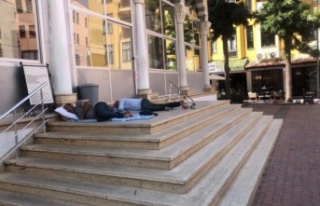 Alanya’da cami avlusunda alkollü şahısların...