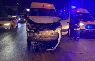 Alanya’da minibüs ile kamyonet çarpıştı: 4...