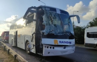 Alanya’da tur otobüsü servise çarptı