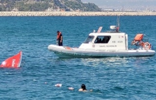 Antalya'da su alan sürat teknesi battı