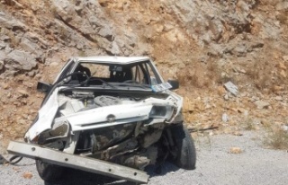Antalya’da otomobil, şarampoldeki kayalara çarptı:...