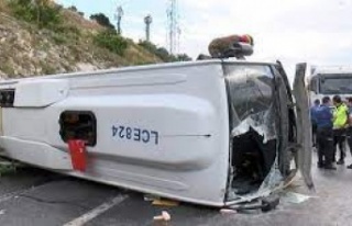 Antalya’da servis midibüsü devrildi: 6 yaralı