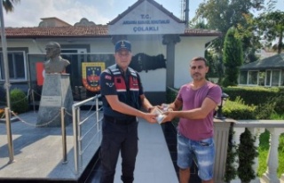 Aracın camını kırarken elini kesen hırsızı,...