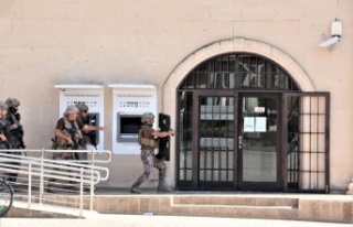 Banka şube müdürünü ve çalışanları rehin...