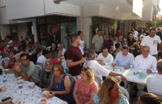 Başkan Böcek, vatandaşlara aşure dağıttı