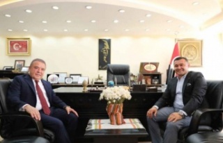 Başkan Yücel asfaltta Böcek'i solladı