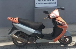 Çalıntı motosikletle kontrol noktasından kaçan...