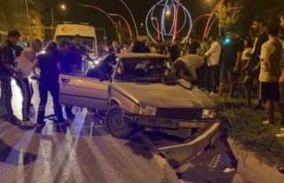 Gazipaşa'da kavşakta iki araç çarpıştı:...