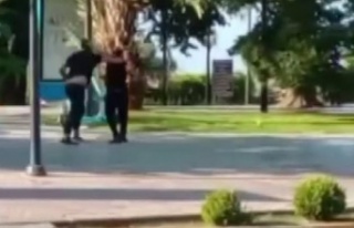 İki gencin kavgasında cadde ringe döndü