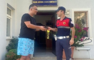 Jandarma para dolu cüzdanı sahibine teslim etti