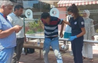 Kalçasından bıçaklandığını otobüs durağında...