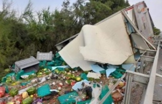 Kamyon ile tur otobüsü çarpıştı: 1 ölü, 6...