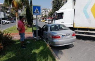 Kargo kamyonu otomobile çarptı