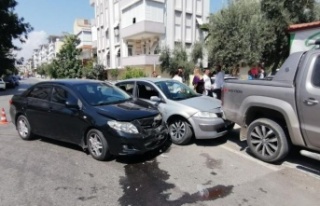 Kaza yapan otomobiller park halindeki kamyonete çarptı:...