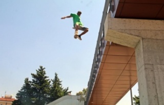 Kırık bacakla üst geçitten brandaya atladı, yanına...