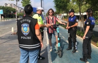 Konyaaltı sahilinde elektrikli scooter kullanıcıları...