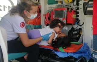 Küçük çocuk kazada yaralanan annesini biran olsun...