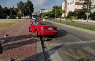 Manavgat'ta iki otomobil çarpıştı: 2 yaralı