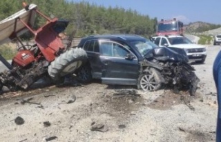 Manavgat'ta otomobil traktör çarpıştı: 6...