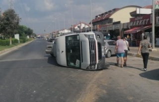Manavgat'ta otomobiller çarpıştı, tur minibüsü...