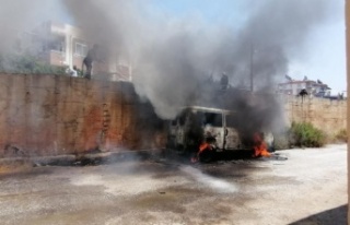 Manavgat'ta park halindeki minibüs cayır cayır...