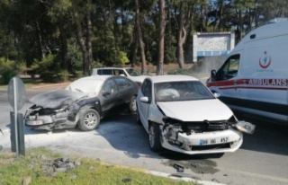 Manavgat’ta iki otomobil çarpıştı: 3 yaralı