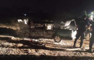 Park halindeki otomobil alev alev yandı