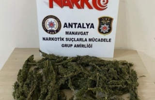 Poşette esrar taşıyan şüpheliye suçüstü