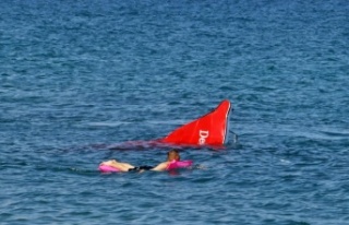 Tatilcilerin batan tekne merakı, cankurtaranı canından...