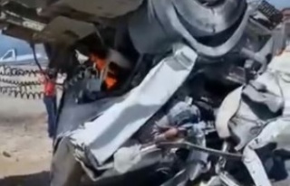 Ters dönen tırda sıkışıp ağır yaralandı,...